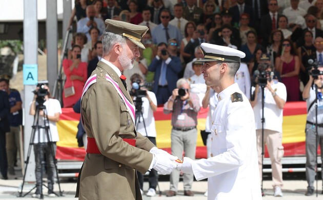 Su Majestad el Rey entrega una condecoración al teniente, César Augusto Téllez Durán como número 1 de la escala de Oficiales del Cuerpo Militar de San
