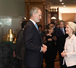 Su Majestad el Rey conversa con la presidenta de la Comisión Europea, Úrsula von der Leyen, tras el acto de entrega del World Peace & Liberty Awar