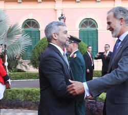 Su Majestad el Rey recibido por el Presidente de la República del Paraguay, Mario Abdo