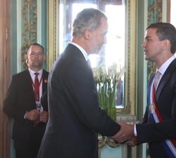 Su Majestad el Rey saluda al Presidente de la República del Paraguay,Santiago Peña