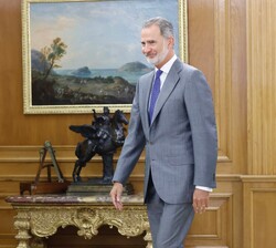 El Rey y el Fiscal General del Estado se dirirgen al despacho de Don Felipe