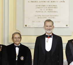 Su Majestad el Rey acompañado del presidente en funciones del Tribunal Supremo, Francisco Marín y del presidente de la Sala Segunda, de lo Penal, Manu