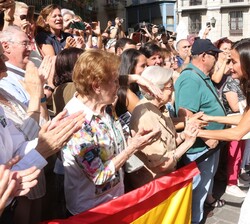 Doña Letizia es saludada por los vecinos de Pamplona