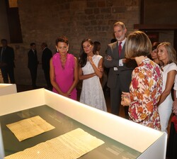 Los Reyes atienden a las explicaciones de la archivera municipal, Beatriz Marcotegui, durante su recorrido por la exposición 