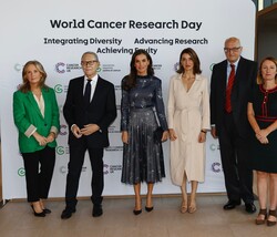 La Reina a su llegada al Cancer Research UK (CRUK) junto a las autoridades asistentes al acto central del “Día Mundial de la Investigación en Cá