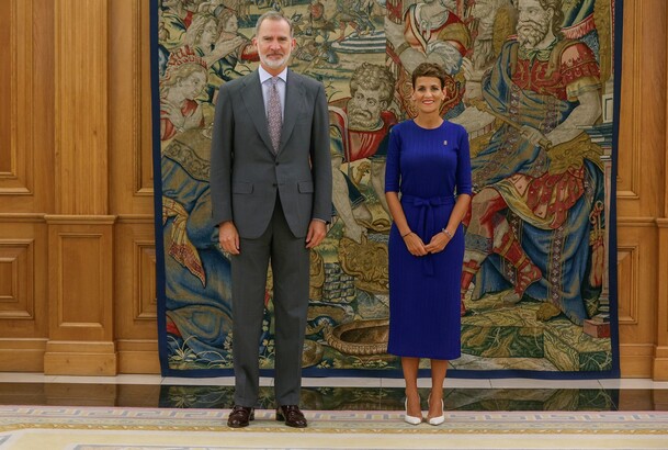 Su Majestad el Rey junto a la presidenta de la Comunidad Foral de Navarra, María Victoria Chivite Navascués
