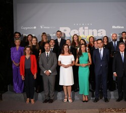 Su Majestad la Reina con los representantes de las empresas ganadoras de los premios