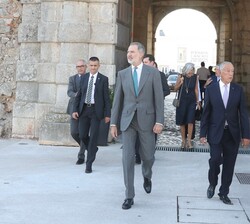 Su Majestad el Rey junto a Su Excelencia el Presidente de la República portuguesa, Marcelo Rebelo de Sousa, tras su llegada al Auditório María Jesus B