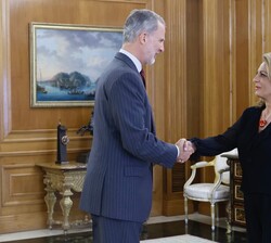 Su Majestad el Rey recibe el saludo de la representante de Coalición Canaria, Doña Cristina Valido García