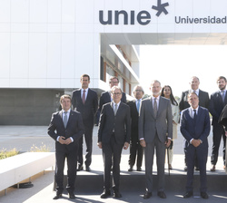 Fotografía de grupo de Su Majestad el Rey con las autoridades y rectores de universidades