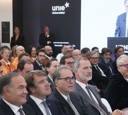 Su Majestad el Rey en primera fila de asientos durante la intervención del presidente del Grupo Planeta y Atresmedia, José Creuheras