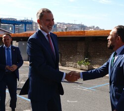 Don Felipe recibe el saludo del delegado del Gobierno en la Comunidad Autónoma del País Vasco, Denis Itxaso