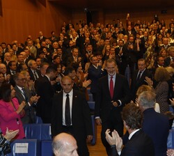 Don Felipe accede al auditorio del Palacio de Congresos Euskalduna