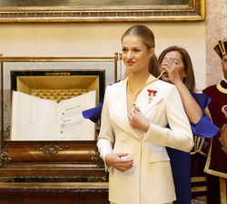Su Alteza Real la Princesa de Asturias recibe la medalla del Congreso de los Diputados tras jurar la Constitución Española ante las Cortes Generales