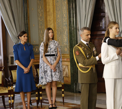 Su Majestad el Rey impone el Collar de la Real y Distinguida Orden Española de Carlos III a Su Alteza Real la Princesa de Asturias, en presencia de Su