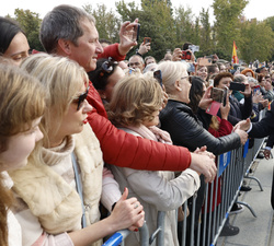 Su Majestad el Rey saluda a los ciudadanos que les esperaban a su salida del Palacio Real