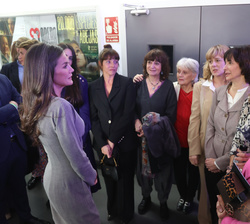 Su Majestad la Reina, finalizada la pelicula, conversa con las actrices y miembros del comité organizador