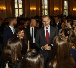 Su Majestad el Rey conversa con los asistentes a la recepción de la Colectividad española residente en Dinamarca