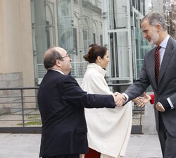 Su Majestad el Rey recibe el saludo del ministro de Cultura y Deporte en funciones, Miquel Iceta