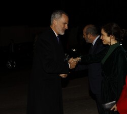 Sus Majestades los Reyes recibidos a su llegada por la presidenta de la Comunidad de Madrid, Isabel Díaz Ayuso