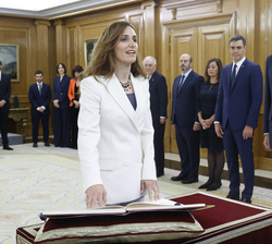 Su Majestad el Rey durante la promesa de la ministra de Sanidad, Mónica García Gómez