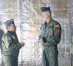 Su Majestad el Rey acompañado por el jefe de Estado Mayor del Ejército del Aire y del Espacio conversa con el coronel jefe de la Maestranza Aérea de A