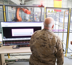 Su Majestad el Rey observa una demostración de rayos X con robot en la Maestranza Aérea de Albacete