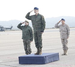 El Rey recibe honores a su llegada a la base “Coronel Maté”