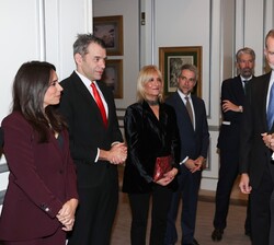 Don Felipe conversa con el secretario general de la Asociación de Periodistas Europeos, Miguel Ángel Aguilar, y varios miembros del jurado