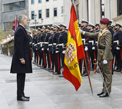 Su Majestad el Rey saluda a la Enseña Nacional durante su revista a las tropas