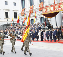 Sus Masjestades los Reyes acompañados por la Princesa de Asturias durante el desfile militar