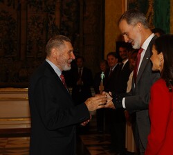 Su Majestad el Rey entrega el Premio Ñ 2023 del Instituto Cervantes al hispanista alemán Dieter Ingenschay