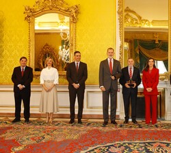 Sus Majestades los Reyes junto al ganador del Premio Ñ 2023 del Instituto Cervantes, Dieter Ingenschay, y las autoridades asistentes