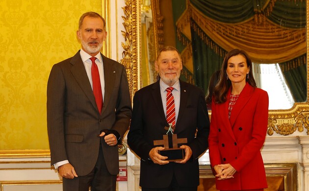 Sus Majestades los Reyes con el ganador del Premio Ñ 2023 del Instituto Cervantes, Dieter Ingenschay