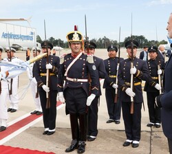 Don Felipe recibe novevades del oficial al mando del Cordón de Honor