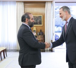 Su Majestad el Rey recibe el saludo del presdiente de la Fundación Universitaria San Pablo CEU, Alfonso Bullón de Mendoza 