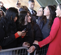 Su Majestad la Reina se fotografía con los jóvenes que se encontraban a su salida del acto