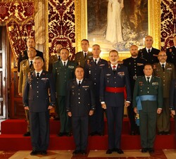 Su Majestad el Rey junto a los coroneles y capitanes de navío, tras haber sido designados para asumir el mando de distintas unidades militares