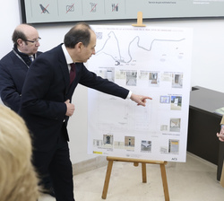 Su Majestad la Reina atiende a las explicaciones del arquitecto jefe del Patrimonio Nacional, Luis Pérez de Prada, durante su visita a las diferentes 