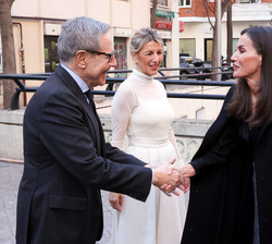 Su Majestad la Reina recibe el saludo del presidente de la Asociación Española contra el Cáncer, Ramón Reyes