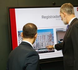Explicaciones ante una pantalla informativa a cargo del vicedecano del Colegio de Registradores de España y director del proyecto, José Miguel Tabarés
