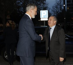 Su Majestad el Rey recibe el saludo del ministro de Industria y Turismo, Jordi Hereu, a su llegada a la torre de la compañía Puig, TP2
