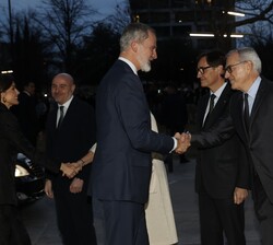 Don Felipe es saludado por el presidente de Puig, Marc Puig