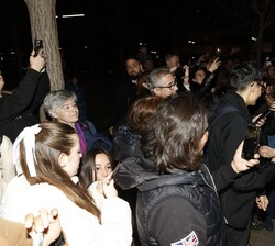 La Reina es saludada por varios vecinos de L´Hospitalet de Llobregat a su salida de las instalaciones de la compañía Puig