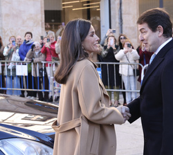 Su Majestad la Reina es recibida por el presidente de la Junta de Castilla y León, Alfonso Fernández Mañueco