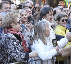 Su Majestad la Reina saluda a los vecinos de Salamanca que se congregaban a su llegada al acto
