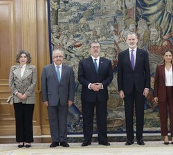 Don Felipe junto al Presidente de la República de Guatemala y las delegaciones española y guatemalteca asistentes al encuentro