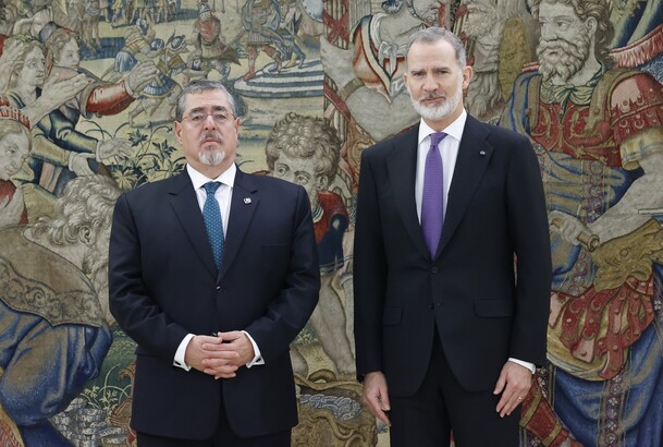 Su Majestad el Rey junto al Presidente de la República de Guatemala, César Bernardo Arévalo de León