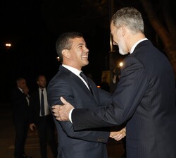 Su Majestad el Rey recibe el saludo de Su Excelencia Santiago Peña, Presidente de la República del Paraguay, a su llegada al Museo Nacional de Arte de