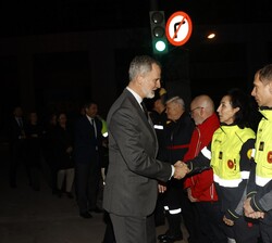 Su Majestad el Rey saluda a miembros del Ayuntamiento de Valencia
